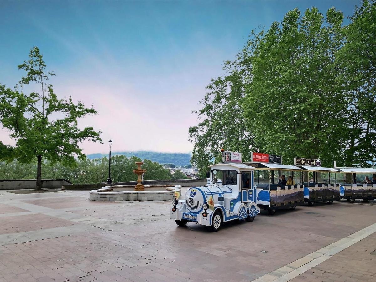 Vue Magique Sur Le Chateau Dans Un Quartier Populaire Pau Zewnętrze zdjęcie